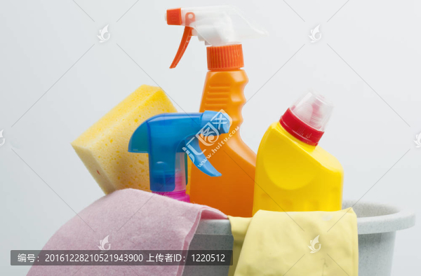 帶有清潔用品的塑料桶