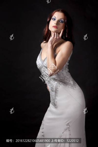 長(zhǎng)禮服的黑發(fā)