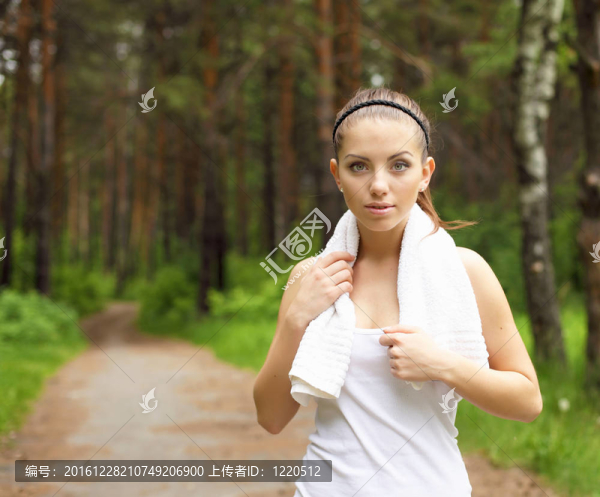 在戶外做運(yùn)動(dòng)的年輕女子