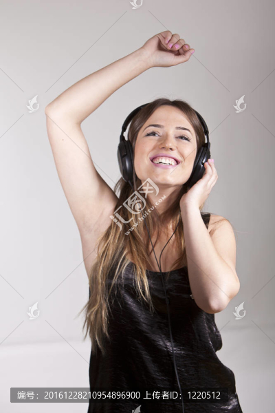 美麗快樂的年輕女子享受音樂
