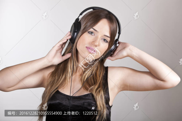 美麗快樂的年輕女子享受音樂