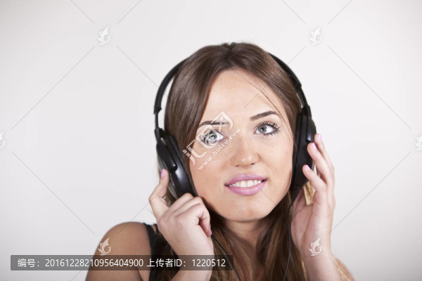 美麗快樂的年輕女子享受音樂