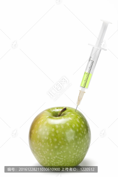 插入蘋果的注射器。