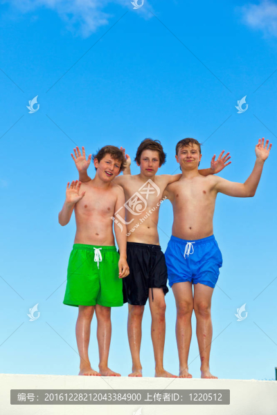 三個(gè)朋友在swimmware粘在一起