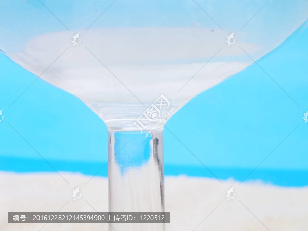 海灘上的香檳酒杯