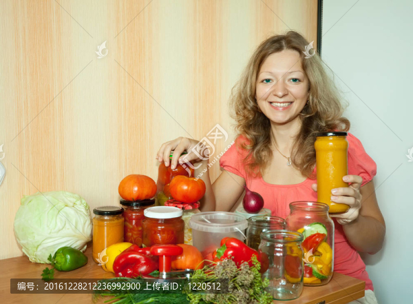 與腌制蔬菜的女人