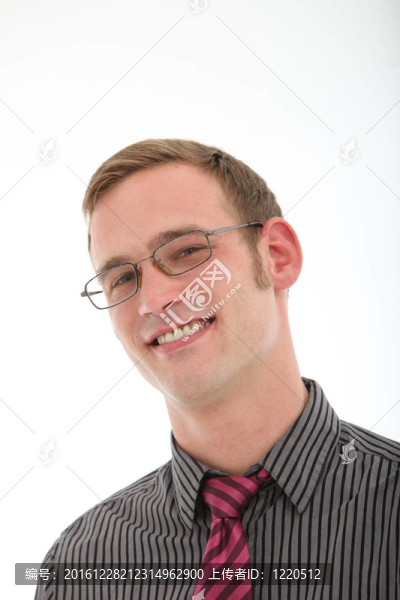 戴眼鏡的微笑男子肖像