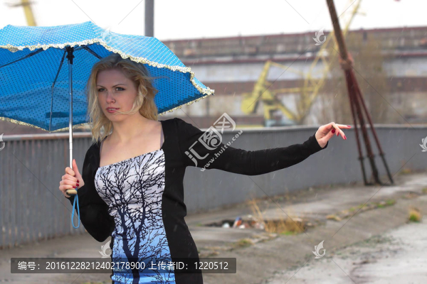 女孩用雨傘