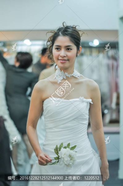 穿婚紗的亞洲女人
