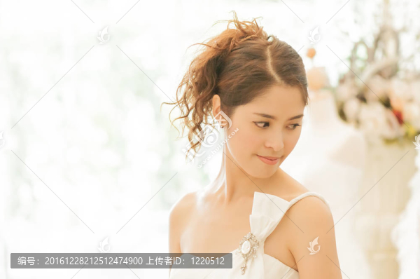 穿婚紗的亞洲女人