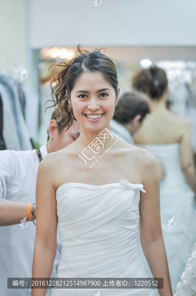 穿婚紗的亞洲女人