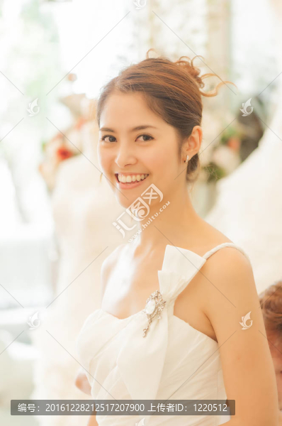 穿婚紗的亞洲女人