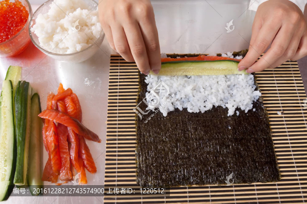 Cook制作壽司卷