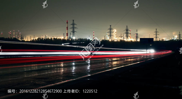 汽車燈在高速公路上的夜間背景的工業(yè)景觀。