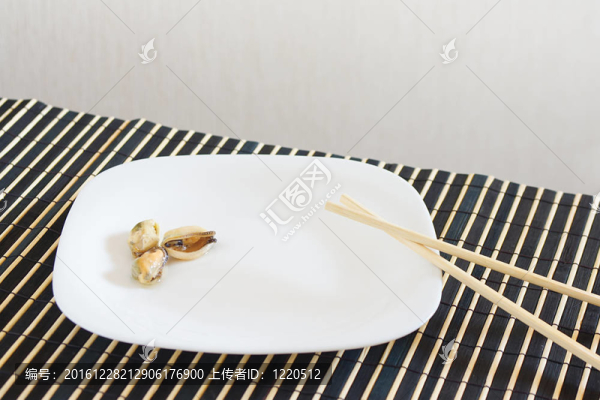 白菜用貽貝和筷子在竹桌布上靜物
