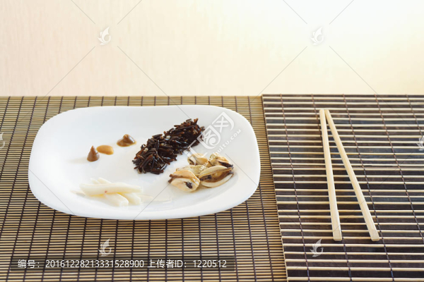 白菜黑崛起；貽貝和魷魚在竹臺布仍然生活