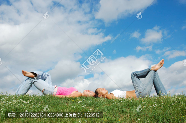 女孩在草地上休息