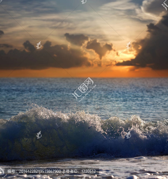 日落時(shí)的海浪