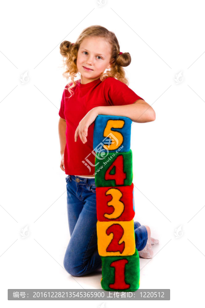 快樂(lè)女孩拿著數(shù)字積木