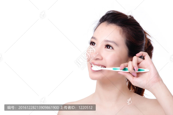 年輕女孩微笑著刷牙