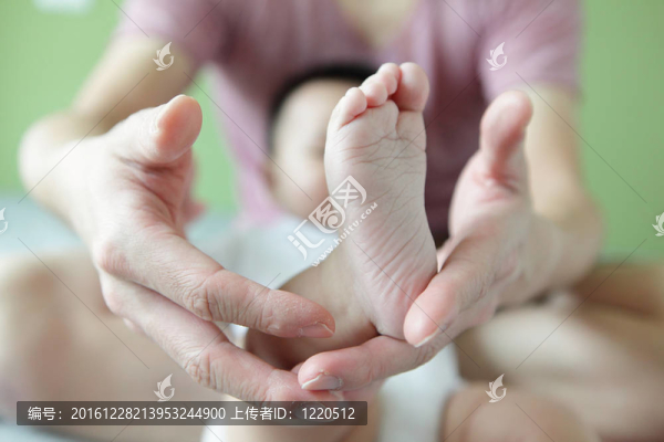 小嬰兒腳在他父親的手中