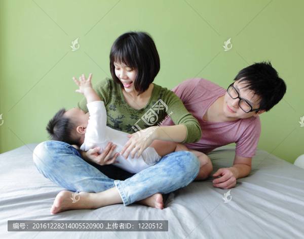 幸福家庭；母親；父親與嬰兒