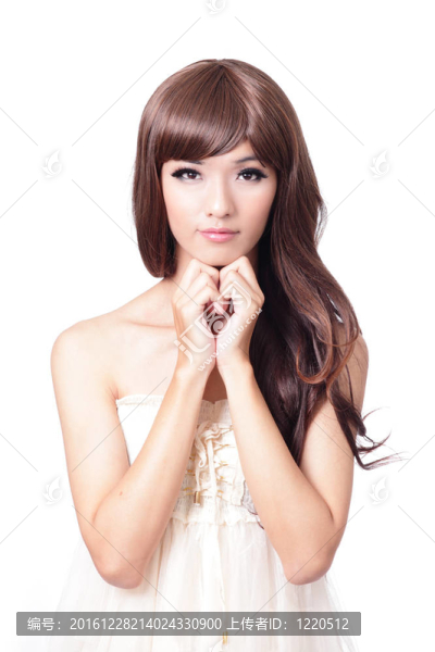 年輕女孩微笑著用手觸摸她的臉
