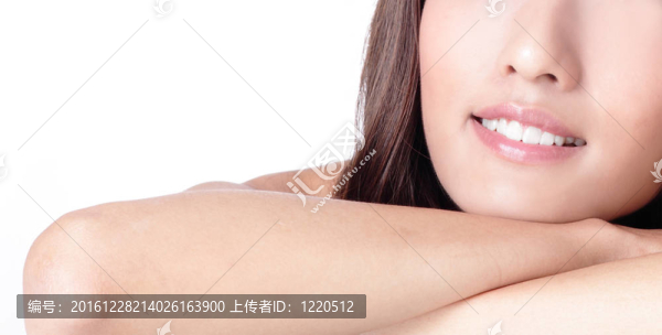 美女笑嘴閉上