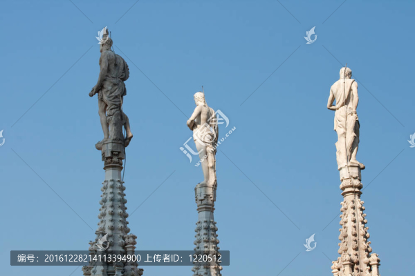 尖頂上的雕像
