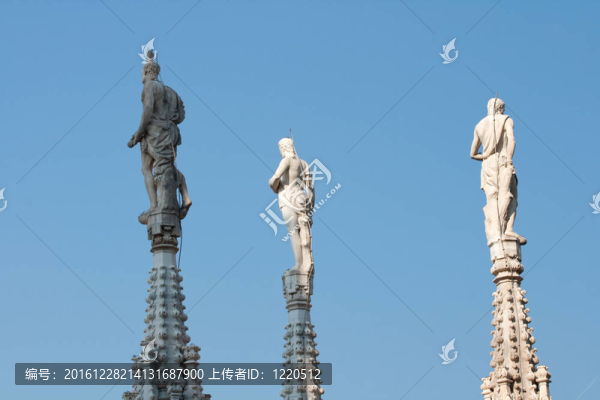 尖頂上的雕像