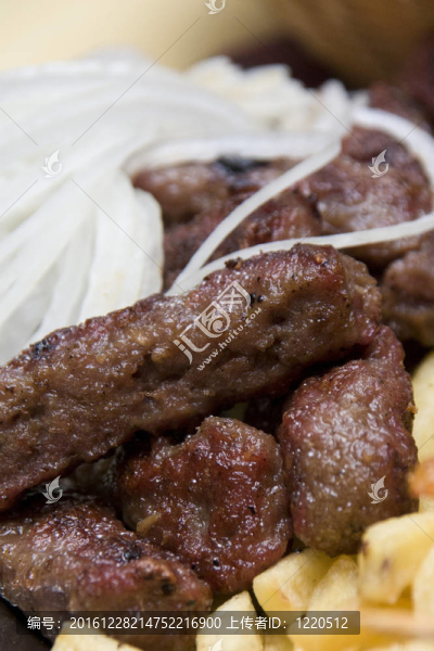 烤肉和薯?xiàng)l和洋蔥