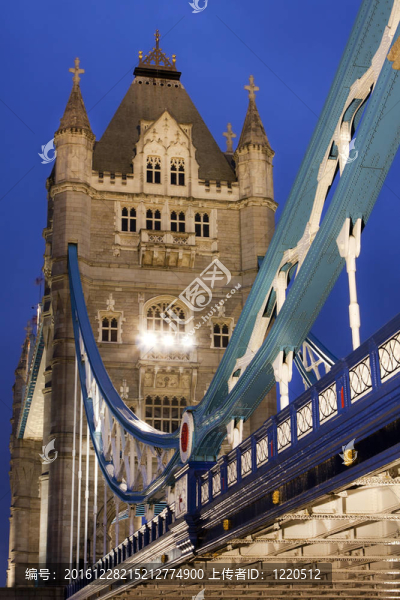 夜間塔橋；倫敦；英國