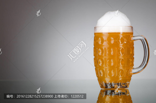 桌上啤酒杯