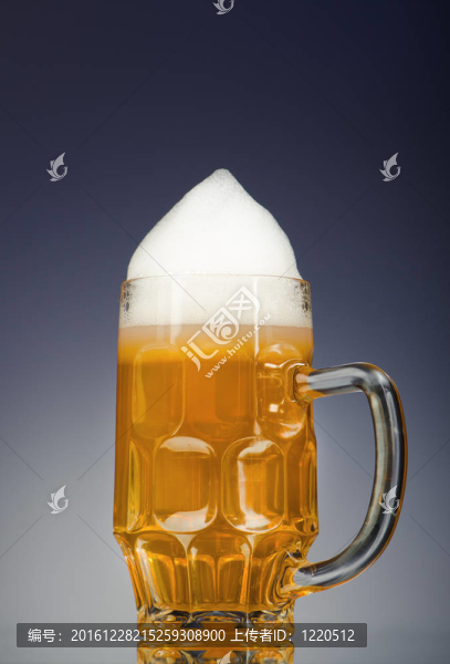 桌上啤酒杯