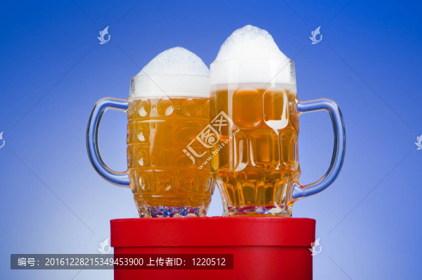 桌上啤酒杯