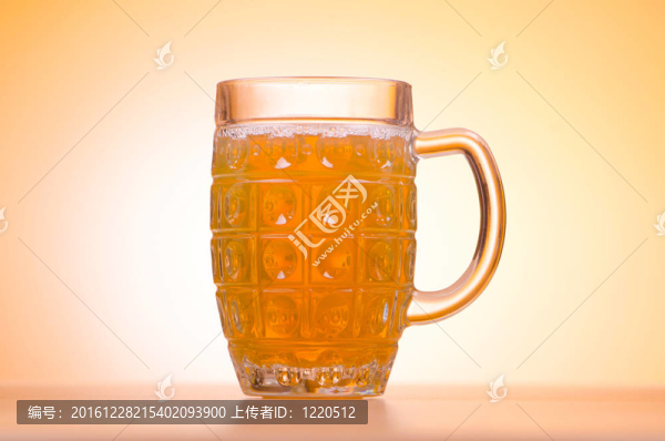 桌上啤酒杯