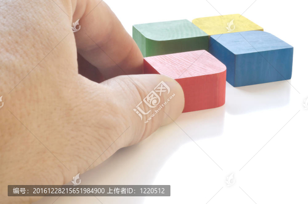 四個彩色立方體和手