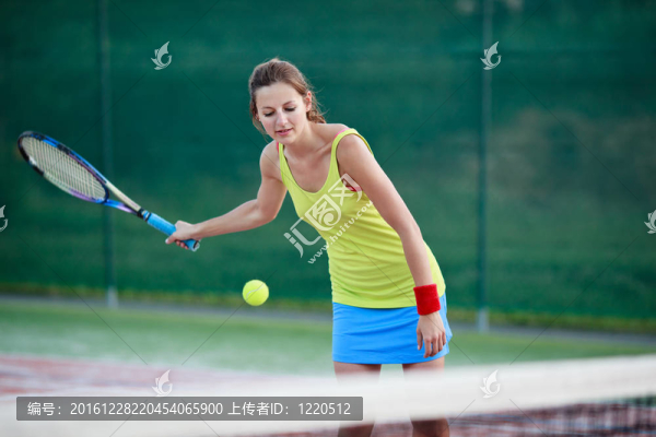 美女；網(wǎng)球場上的年輕女子網(wǎng)球選手