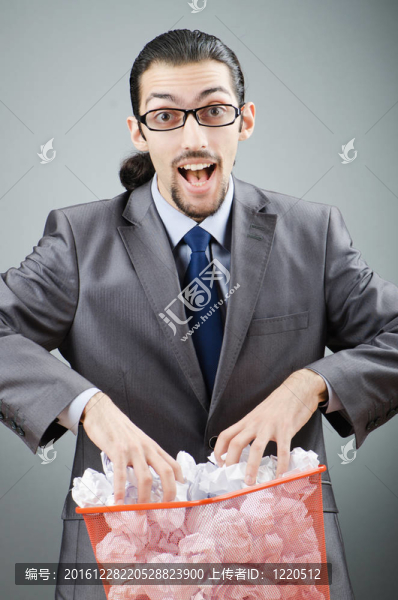 滿是廢紙的人