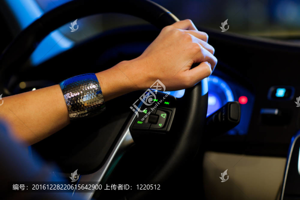 年輕女子開著她的現(xiàn)代轎車