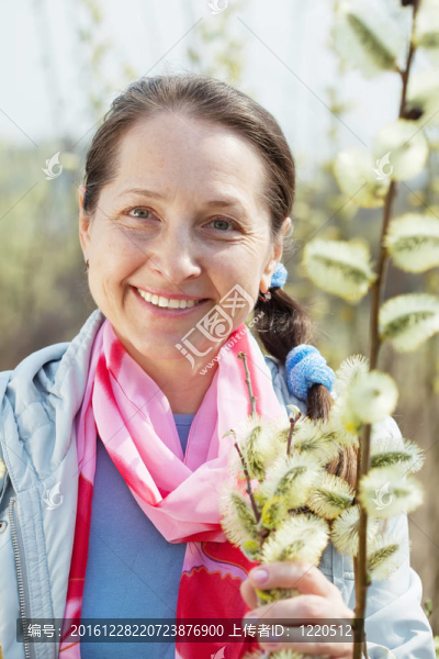成熟女人的春天肖像