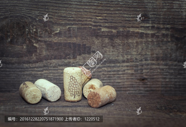葡萄酒軟木塞在木制的桌子