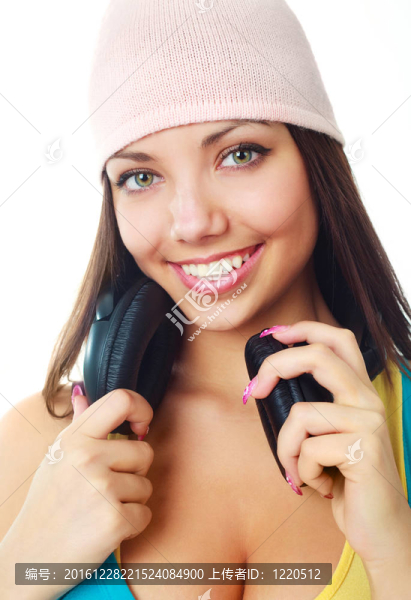 女孩戴著耳機