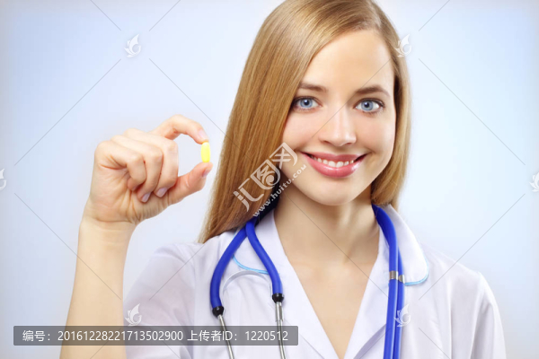 在藍色背景上抱著藥丸的護士