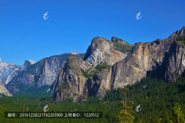 風(fēng)景如畫的山電路發(fā)出的太陽。