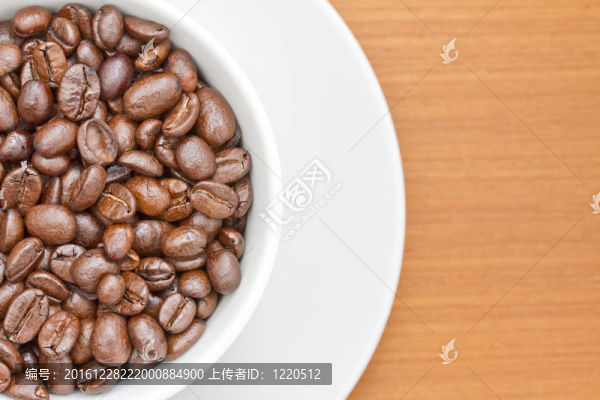 白色杯和茶托中的咖啡豆特寫圖像