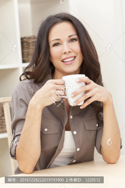 家里的女人喝茶或咖啡
