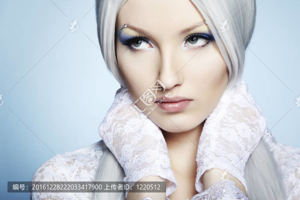 一位年輕漂亮金發(fā)女郎的時尚肖像。冬季化裝