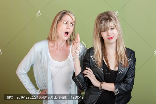 女孩擺脫沮喪的媽媽