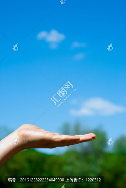 手對著天空